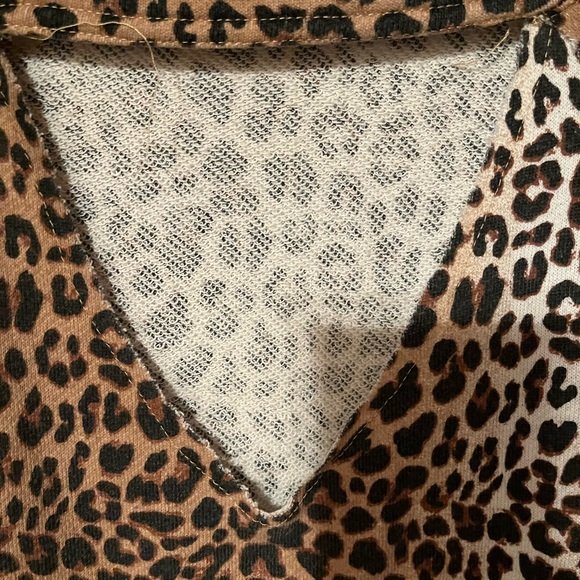 🏁Self❤️e Leopard print Long sleeve Shirt with keyhole Sz Medium - Picture 3 of 5